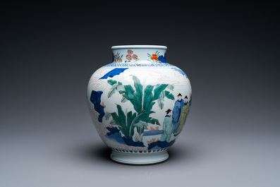 Un vase de forme globulaire en porcelaine de Chine wucai &agrave; d&eacute;cor narratif, 19/20&egrave;me