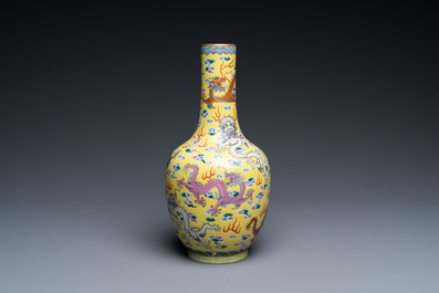 Un vase en porcelaine de Chine famille rose &agrave; d&eacute;cor de dragons sur fond jaune, marque de Daoguang, 19/20&egrave;me