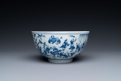 Un bol en porcelaine de Chine en bleu et blanc &agrave; d&eacute;cor des '100 gar&ccedil;ons', &eacute;poque Transition