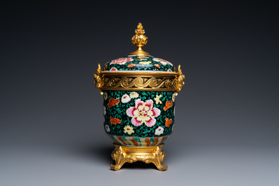 Un bol couvert en porcelaine de Chine famille noire &agrave; monture en bronze dor&eacute;, Qianlong