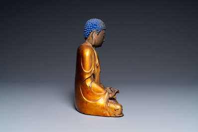 Une figure de Bouddha en bois laqu&eacute; et dor&eacute;, Chine, Ming