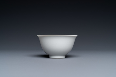 Un bol en porcelaine de Chine en blanc monochrome, marque et &eacute;poque de Yongzheng