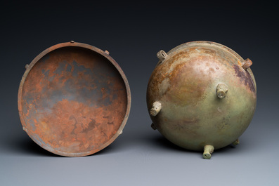 Een Chinese rituele driepotige bronzen 'zhan' dekselkom voor voedsel, midden tot late Periode van Lente en Herfst