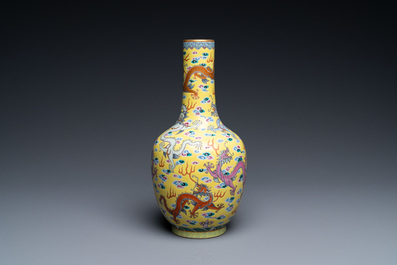 Un vase en porcelaine de Chine famille rose &agrave; d&eacute;cor de dragons sur fond jaune, marque de Daoguang, 19/20&egrave;me