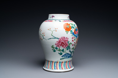 Un vase en porcelaine de Chine famille rose &agrave; d&eacute;cor d'oiseaux parmi des branches fleuries, Qianlong