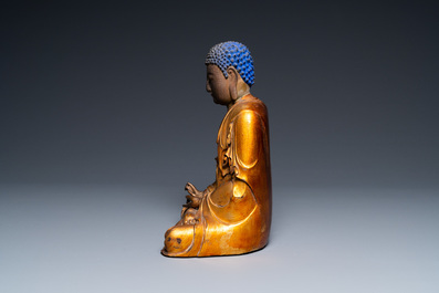 Une figure de Bouddha en bois laqu&eacute; et dor&eacute;, Chine, Ming