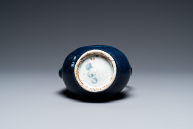 Une verseuse en porcelaine de Chine en bleu monochrome pour le march&eacute; islamique, Ming