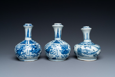 Trois kendis en porcelaine de Chine en bleu et blanc, Wanli