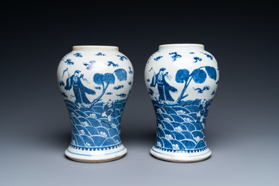 Une paire de vases en porcelaine de Chine 'Bleu de Hue' pour le Vietnam, marque du Roi Kai Dinh, 1921-1924