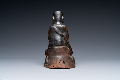 Een Chinese vergulde bronzen figuur van Boeddha, Ming