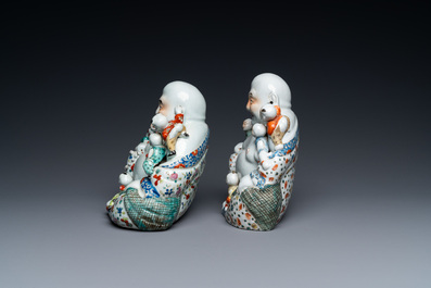 Deux figures de Bouddha en porcelaine de Chine famille rose, 19/20&egrave;me