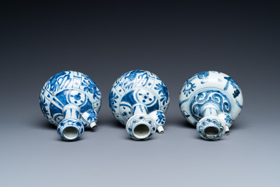 Trois kendis en porcelaine de Chine en bleu et blanc, Wanli