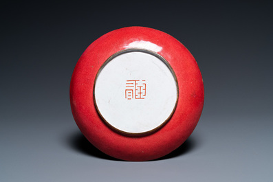 Une coupe en &eacute;maux de Canton au dos en rouge de rubis &agrave; d&eacute;cor de musiciens, Yongzheng