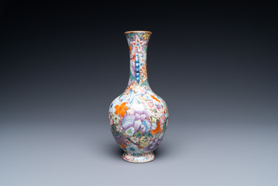 Un vase en porcelaine de Chine famille rose &agrave; d&eacute;cor millefleurs, marque de Qianlong, R&eacute;publique