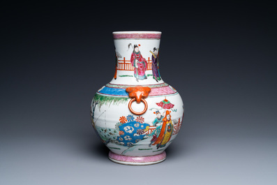 Een Chinese famille rose vaas met verhalend decor, 19/20e eeuw