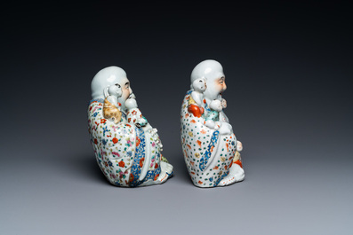 Deux figures de Bouddha en porcelaine de Chine famille rose, 19/20&egrave;me