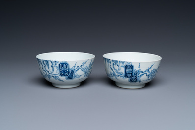 Een paar Chinese 'Bleu de Hue' kommen met dubbel Tho-decor, 'Roushen collectie' merk, 19e eeuw