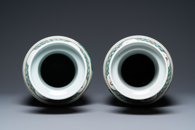 Une paire de vases de forme rouleau en porcelaine de Chine famille verte, marque de Kangxi, 19&egrave;me