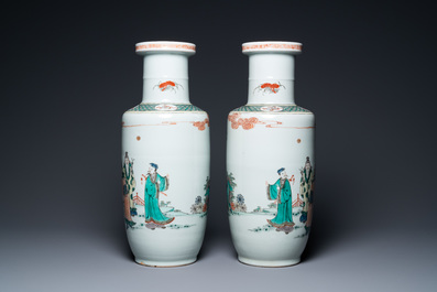 Une paire de vases de forme rouleau en porcelaine de Chine famille verte, marque de Kangxi, 19&egrave;me