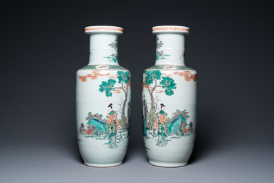 Une paire de vases de forme rouleau en porcelaine de Chine famille verte, marque de Kangxi, 19&egrave;me