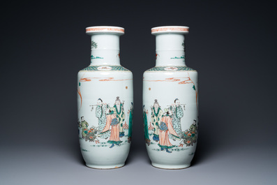 Une paire de vases de forme rouleau en porcelaine de Chine famille verte, marque de Kangxi, 19&egrave;me