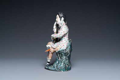 Une figure d'une musicienne en porcelaine de Chine famille rose, marque Fu Jian Hui Guan, R&eacute;publique