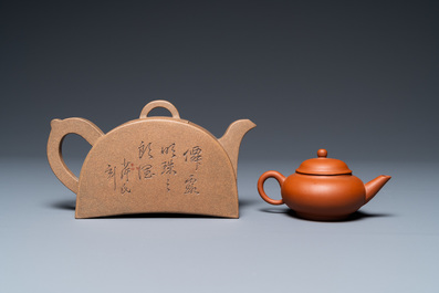 Twee Chinese Yixing steengoed theepotten met inscripties, 20e eeuw