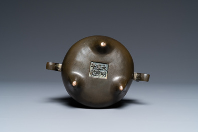 Een Chinese bronzen wierookbrander met inlegwerk van zilverdraad, Xuande merk, Qianlong