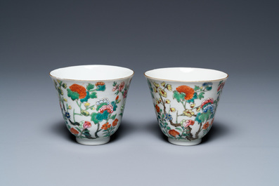 Une paire de tasses &agrave; vin en porcelaine de Chine famille rose, Jiaqing