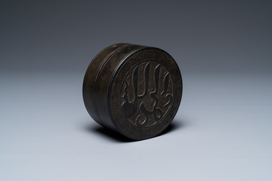 An inscribed Chinese bronze box and cover for the Islamic market, 17th C.