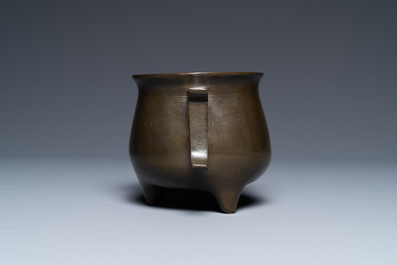 Un br&ucirc;le-parfum en bronze incrust&eacute; d'argent, marque de Xuande, Qianlong