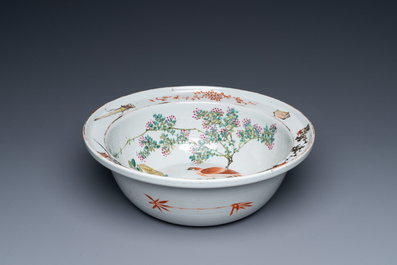 Un grand bol en porcelaine de Chine qianjiang cai, R&eacute;publique