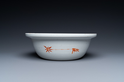 Un grand bol en porcelaine de Chine qianjiang cai, R&eacute;publique