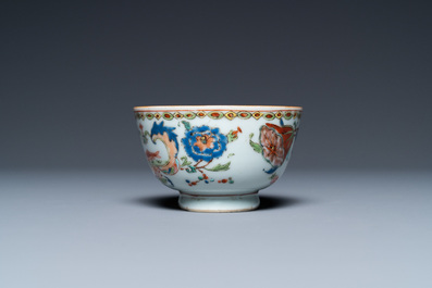 Une tasse et soucoupe en porcelaine de Chine famille rose &agrave; d&eacute;cor 'Pompadour',  Yongzheng/Qianlong