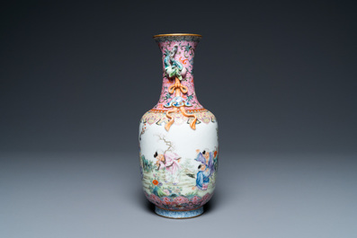 Un vase en porcelaine de Chine famille rose &agrave; d&eacute;cor de gar&ccedil;ons jouants, marque de Qianlong, R&eacute;publique