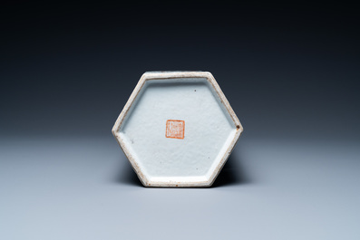 Un porte-chapeau de forme hexagonale en porcelaine de Chine famille rose &agrave; d&eacute;cor de 'Wu Shuang Pu', marque et &eacute;poque de Tongzhi