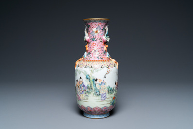 Un vase en porcelaine de Chine famille rose &agrave; d&eacute;cor de gar&ccedil;ons jouants, marque de Qianlong, R&eacute;publique