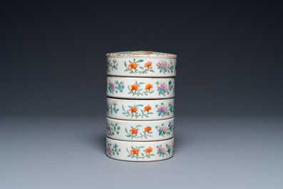 Une bo&icirc;te couverte &agrave; cinq pi&egrave;ces en porcelaine de Chine famille rose, Jiaqing
