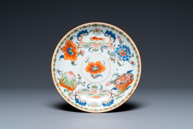 Une tasse et soucoupe en porcelaine de Chine famille rose &agrave; d&eacute;cor 'Pompadour',  Yongzheng/Qianlong