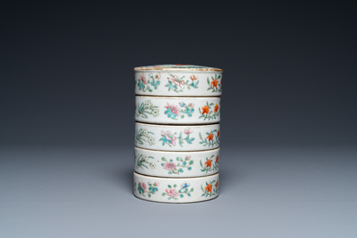 Une bo&icirc;te couverte &agrave; cinq pi&egrave;ces en porcelaine de Chine famille rose, Jiaqing