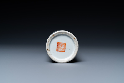 Un pot &agrave; pinceaux en porcelaine de Chine famille rose, marque de Yongzheng, 19&egrave;me
