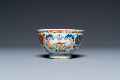 Une tasse et soucoupe en porcelaine de Chine famille rose &agrave; d&eacute;cor 'Pompadour',  Yongzheng/Qianlong