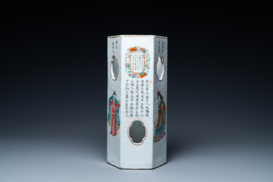 Un porte-chapeau de forme hexagonale en porcelaine de Chine famille rose &agrave; d&eacute;cor de 'Wu Shuang Pu', marque et &eacute;poque de Tongzhi