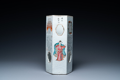 Un porte-chapeau de forme hexagonale en porcelaine de Chine famille rose &agrave; d&eacute;cor de 'Wu Shuang Pu', marque et &eacute;poque de Tongzhi