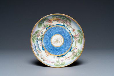 Une rare tasse et soucoupe en porcelaine de Chine famille rose de Canton, 19&egrave;me