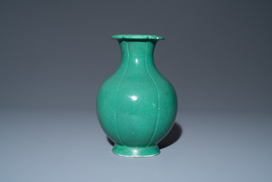 Un vase en porcelaine de Chine en vert monochrome, marque de Yongzheng, 18/19&egrave;me