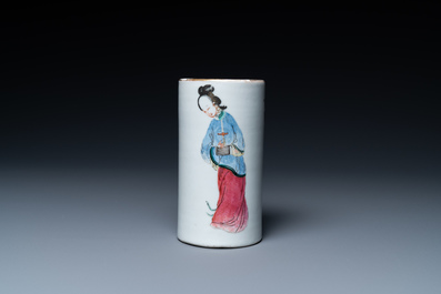 Un pot &agrave; pinceaux en porcelaine de Chine famille rose, marque de Yongzheng, 19&egrave;me