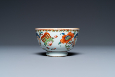 Une tasse et soucoupe en porcelaine de Chine famille rose &agrave; d&eacute;cor 'Pompadour',  Yongzheng/Qianlong