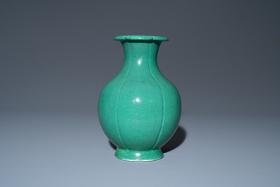 Un vase en porcelaine de Chine en vert monochrome, marque de Yongzheng, 18/19&egrave;me