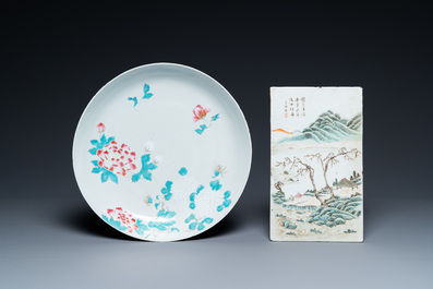 A Chinese famille rose dish and a qianjiang cai plaque signed Wang Ziqing mounted as a screen, Yongzheng and Republic